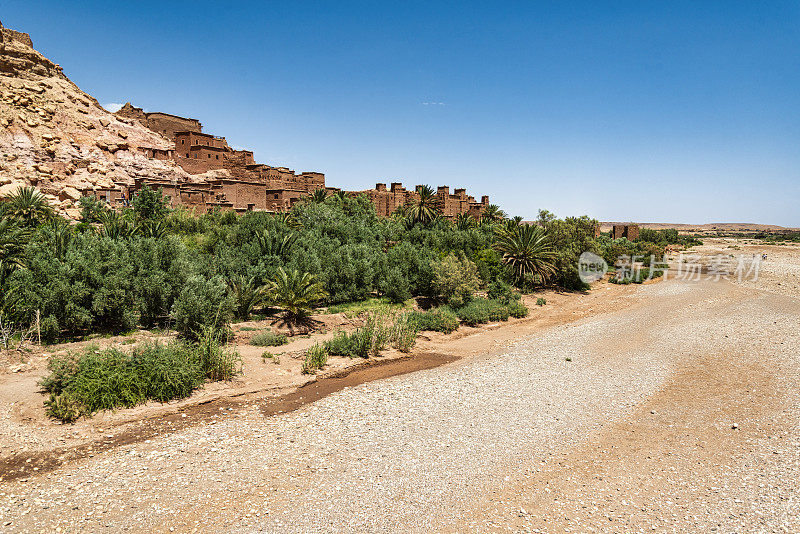 在摩洛哥阿特拉斯山脉的Ait Benhaddou的ksar上观看。